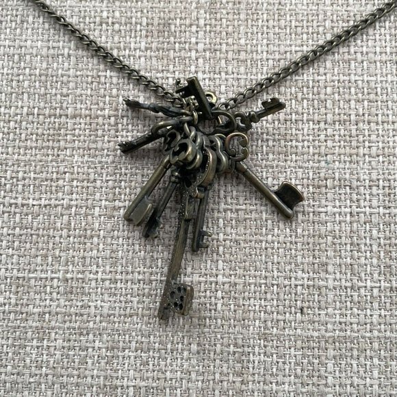 Nordstrom Rack Necklaces Antique Glod Tone Keys Statement Pendant Jewelry - Picture 5 of 11